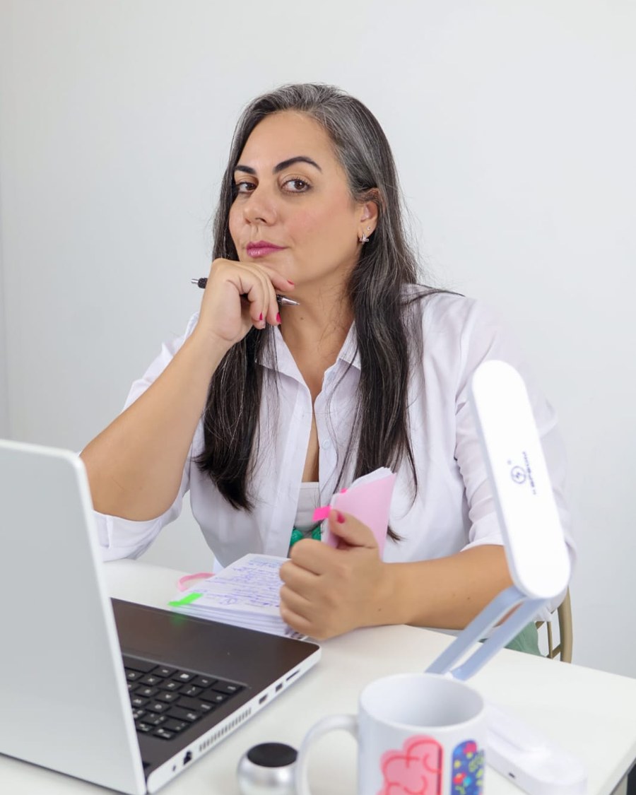 Karina Freire, psicóloga, em atendimento online